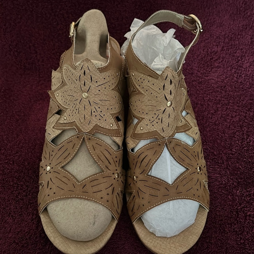XOXO size 11 wedge shoe. 2.5 inch heal. In good used condition.